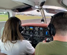 A tenente Jenifer Formanquevski é copiloto aeronave Grand Caravan C208B e a primeira mulher da Polícia Militar do Paraná a ter licenças para pilotar aviões e a segunda para pilotar helicópteros.