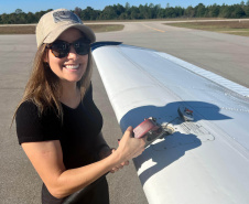 A tenente Jenifer Formanquevski é copiloto aeronave Grand Caravan C208B e a primeira mulher da Polícia Militar do Paraná a ter licenças para pilotar aviões e a segunda para pilotar helicópteros.