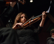 Da fundação às apresentações atuais, mulheres formam pilar fundamental da Orquestra Sinfônica do Paraná. Na foto, Fernanda.