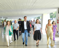 O governador Carlos Massa Ratinho Junior inaugurou nesta quarta-feira (13) a nova edição da exposição MON sem Paredes – Artistas Conquistam os Jardins, agora voltada ao público infantil. 