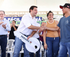 Governador Carlos Massa Ratinho Junior entraga casas em Ibiporã.