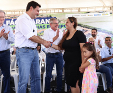 Governador Carlos Massa Ratinho Junior entraga casas em Ibiporã.