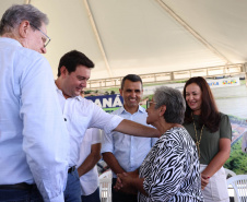 Governador Carlos Massa Ratinho Junior entraga casas em Ibiporã.