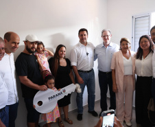 Governador Carlos Massa Ratinho Junior entraga casas em Ibiporã.