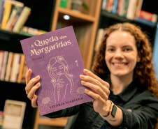Estagiária da Portos do Paraná estreia como escritora e lança primeiro romance". Créditos: Claudio Neves/Portos do Paraná. 