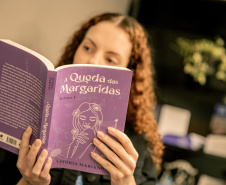Estagiária da Portos do Paraná estreia como escritora e lança primeiro romance". Créditos: Claudio Neves/Portos do Paraná. 