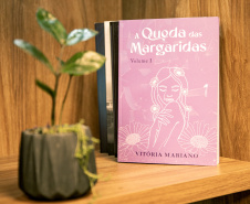 Estagiária da Portos do Paraná estreia como escritora e lança primeiro romance". Créditos: Claudio Neves/Portos do Paraná. 