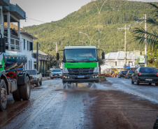 Paraná manda mais 30 caminhões-pipa para auxiliar o Rio Grande do Sul
