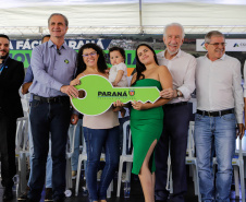 Com apoio do Estado, 200 moradores de Maringá ganham as chaves da casa própria