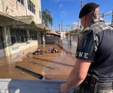 Com 104 agentes e muita tecnologia, forças de segurança do PR seguem apoiando o RS