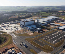 Governador Carlos Massa Ratinho Junior visita a nova fábrica de garrafas da Ambev, que está sendo construída em Carambeí.