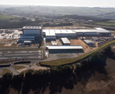 Carambeí, 13 de junho de 2024 - O governador Carlos Massa Ratinho Jr visita a nova fábrica de garrafas da Ambev, que está sendo construída em Carambeí, nos Campos Gerais.