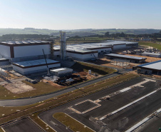 Carambeí, 13 de junho de 2024 - O governador Carlos Massa Ratinho Jr visita a nova fábrica de garrafas da Ambev, que está sendo construída em Carambeí, nos Campos Gerais.