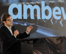 Carambeí, 13 de junho de 2024 - O governador Carlos Massa Ratinho Jr visita a nova fábrica de garrafas da Ambev, que está sendo construída em Carambeí, nos Campos Gerais.