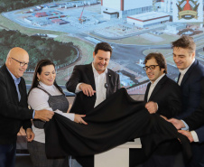 Carambeí, 13 de junho de 2024 - O governador Carlos Massa Ratinho Jr visita a nova fábrica de garrafas da Ambev, que está sendo construída em Carambeí, nos Campos Gerais.