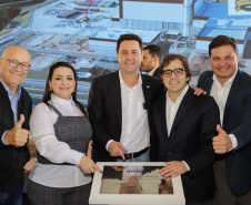 Carambeí, 13 de junho de 2024 - O governador Carlos Massa Ratinho Jr visita a nova fábrica de garrafas da Ambev, que está sendo construída em Carambeí, nos Campos Gerais.