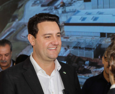 Carambeí, 13 de junho de 2024 - O governador Carlos Massa Ratinho Jr visita a nova fábrica de garrafas da Ambev, que está sendo construída em Carambeí, nos Campos Gerais.