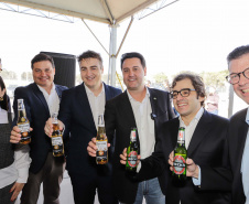Carambeí, 13 de junho de 2024 - O governador Carlos Massa Ratinho Jr visita a nova fábrica de garrafas da Ambev, que está sendo construída em Carambeí, nos Campos Gerais.