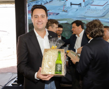 Carambeí, 13 de junho de 2024 - O governador Carlos Massa Ratinho Jr visita a nova fábrica de garrafas da Ambev, que está sendo construída em Carambeí, nos Campos Gerais.