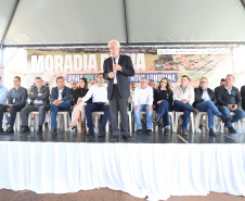 Darci Piana entrega residencial com 120 casas a famílias de Nova Londrina