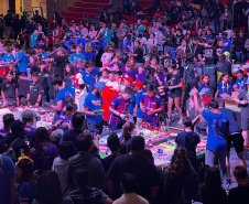 Estudantes de 13 a 28 anos de colégios públicos e privados de Curitiba e região alcançaram a segunda colocação entre 100 equipes de vários países em um torneio internacional realizado nos dias 7 a 9 de junho em Massachusetts. Projeto deles visa melhorar a mobilidade de pessoas idosas.