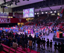 Estudantes de 13 a 28 anos de colégios públicos e privados de Curitiba e região alcançaram a segunda colocação entre 100 equipes de vários países em um torneio internacional realizado nos dias 7 a 9 de junho em Massachusetts. Projeto deles visa melhorar a mobilidade de pessoas idosas.