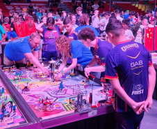 Estudantes de 13 a 28 anos de colégios públicos e privados de Curitiba e região alcançaram a segunda colocação entre 100 equipes de vários países em um torneio internacional realizado nos dias 7 a 9 de junho em Massachusetts. Projeto deles visa melhorar a mobilidade de pessoas idosas.