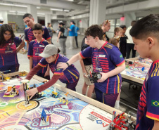 Estudantes de 13 a 28 anos de colégios públicos e privados de Curitiba e região alcançaram a segunda colocação entre 100 equipes de vários países em um torneio internacional realizado nos dias 7 a 9 de junho em Massachusetts. Projeto deles visa melhorar a mobilidade de pessoas idosas.