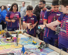 Estudantes de 13 a 28 anos de colégios públicos e privados de Curitiba e região alcançaram a segunda colocação entre 100 equipes de vários países em um torneio internacional realizado nos dias 7 a 9 de junho em Massachusetts. Projeto deles visa melhorar a mobilidade de pessoas idosas.