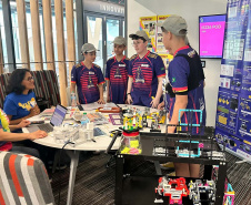 Estudantes de 13 a 28 anos de colégios públicos e privados de Curitiba e região alcançaram a segunda colocação entre 100 equipes de vários países em um torneio internacional realizado nos dias 7 a 9 de junho em Massachusetts. Projeto deles visa melhorar a mobilidade de pessoas idosas.