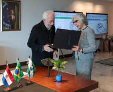 O governador em exercício Darci Piana recebe nesta terça-feira (16) a  Sra Maria Amarilla, Embaixadora do Paraguai.
