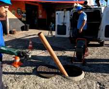 Lixo na rede de esgoto causa obstrução e danos ao meio ambiente