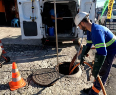 Lixo na rede de esgoto causa obstrução e danos ao meio ambiente