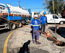 Lixo na rede de esgoto causa obstrução e danos ao meio ambiente
