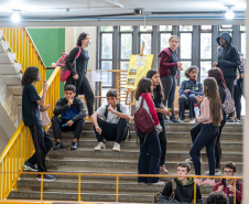  Cerca de um milhão de estudantes voltam às aulas, pela rede de ensino, nesta quarta-feira