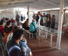 Horta comunitária do programa Cultivar Energia em Maringá recebe comitiva peruana 