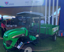 Trator elétrico desenvolvido na Unioeste promove uso de tecnologia sustentável no campo