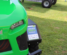 Trator elétrico desenvolvido na Unioeste promove uso de tecnologia sustentável no campo