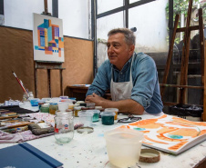 O artista plástico Jefferson Svoboda é o novo residente do Museu Casa Alfredo Andersen