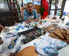 O artista plástico Jefferson Svoboda é o novo residente do Museu Casa Alfredo Andersen
