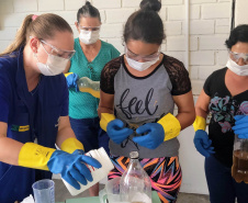 Sanepar ensina comunidade a fazer sabão ecológico 