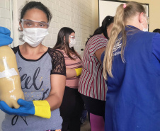 Sanepar ensina comunidade a fazer sabão ecológico 