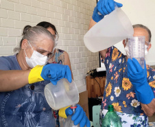 Sanepar ensina comunidade a fazer sabão ecológico 