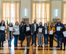 Professores da rede estadual são homenageados após concluírem intercâmbio internacional pelo Ganhando o Mundo Professor