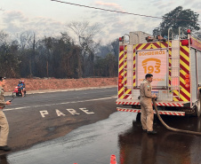 Caminhões-pipa fornecidos pelo Estado ajudam a combater incêndio florestal em Cianorte