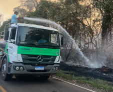 Caminhões-pipa fornecidos pelo Estado ajudam a combater incêndio florestal em Cianorte