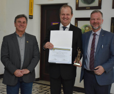 Representantes do Estado recebem homenagem pela atuação no fomento  científico do Paraná