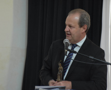 Representantes do Estado recebem homenagem pela atuação no fomento  científico do Paraná