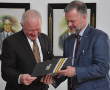 Representantes do Estado recebem homenagem pela atuação no fomento  científico do Paraná