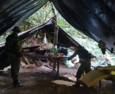  Instituto Água e Terra (IAT) e Batalhão de PolíciaAmbiental - Força Verde desmobilizaram um acampamento de caçadores quefuncionava dentro do Parque Estadual Pico do Marumbi.